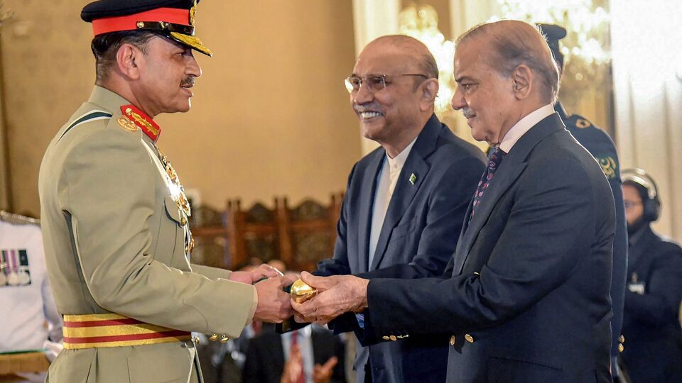 এরপর শেহবাজ বলেন, 'আমি এখানে সুস্পষ্টভাবে উল্লেখ করতে চাই যে আমাদের বন্ধু দেশগুলি আশা করছে আমরা এখন তাদের ব্যবসা-বাণিজ্য, উদ্ভাবন, গবেষণা ও উন্নয়ন, শিক্ষা ও স্বাস্থ্য, বিনিয়োগ এবং লাভজনক উদ্যোগে যুক্ত হব। তারা আর আশা করে না যে আমরা ভিক্ষার বাটি নিয়ে সেখানে যাব।' (AFP)