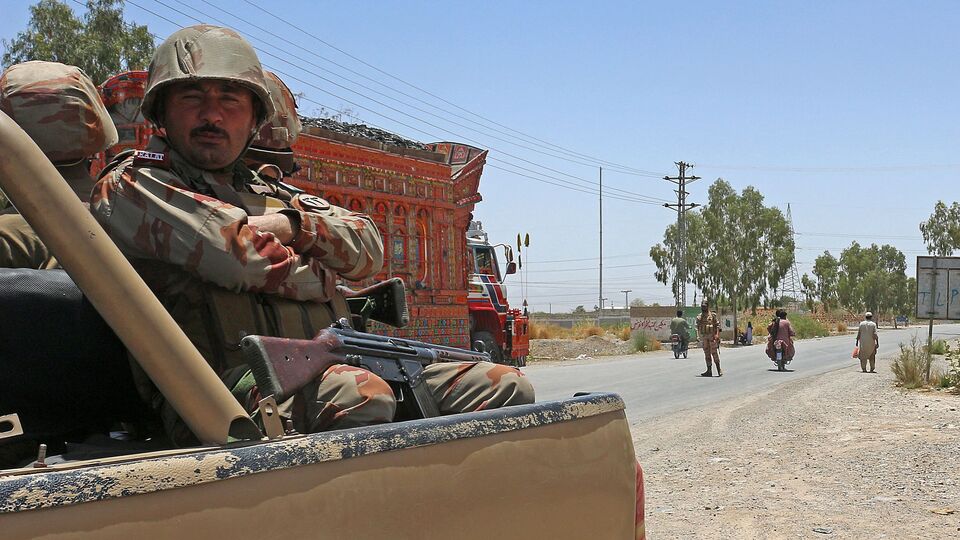 আর লর্ডস মাইলস নামে (@real_lord_miles) ওই ব্যক্তির পোস্ট সোশ্যাল মিডিয়ায় ভাইরাল হয়ে গিয়েছে। ওই পোস্টের সঙ্গে তিনি যে ছবি প্রকাশ করেছেন, তাতে দেখা গিয়েছে যে ৩১ মিনিট আগে পাকিস্তানের ঝেলুমে ওই এয়ারপডসের (মাইলস এয়ারপডস প্রো) অবস্থান দেখিয়েছে। যেখানে এয়ারপডসের অবস্থান দেখানো হয়েছে, তা একটি রেস্তোরাঁর কাছেই অবস্থিত। (ছবিটি প্রতীকী, সৌজন্যে এএফপি)