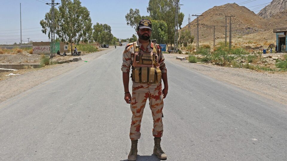 আর তাঁর সেই পরিকল্পনা নিয়ে নেটিজেনরা কেউ-কেউ মজা করেছেন। তেমনই একজন বলেছেন, 'এখান থেকে দুটি জিনিসই হতে পারে। প্রথমত, এয়ারপডস পাওয়া যাবে। দ্বিতীয়ত, ছয় পর্বের একটি ডকুমেন্টারি হবে। যেটার নাম হবে - দ্য ব্রিটিশ গাই, হু ওয়েন্ট টু ফার ফর ইয়ারফোনস (ইয়ারফোনের জন্য বহু দূরে চলে যাওয়া এক ব্রিটিশ ব্যক্তি)।' (ছবিটি প্রতীকী, সৌজন্যে এএফপি)