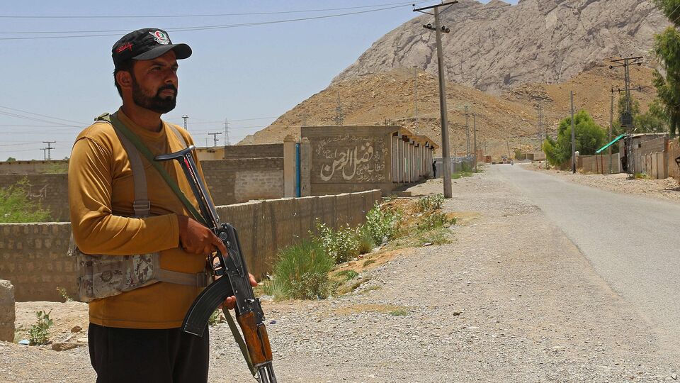 ওই ব্যক্তি বলেছেন, 'দুবাইয়ে আমার হোটেল থেকে ওরা (এয়ারপডস) চুরি করে নিয়েছিল। আর পাকিস্তানে চলে গিয়েছিল। আমি লস্ট মোড চালু করে দিয়েছিলাম। আর যখন এয়ারপডস ব্যবহার করছিল, তখন ফাইন্ড মি চালিয়ে যাচ্ছিলাম। আমি একজন পুলিশ অফিসারকে নিয়ে যাব এবং আমার এয়ারপডস ছিনিয়ে নেব। পুরোটার ভিডিয়ো করব। চোরেদের একেবারে পছন্দ করি না।' (ছবিটি প্রতীকী, সৌজন্যে এএফপি)