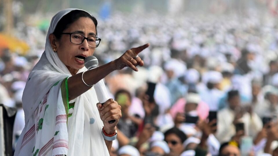 মমতার 'গন্দা ধর্ম' মন্তব্যকে তুলে ধরে পবন কল্যাণ তোপ দাগলেন শর্মিষ্ঠা কাণ্ডে। অন্ধ্রের উপমুখ্যমন্ত্রী বলেন, 'অপারেশন সিন্দুরের সময়, আইনের ছাত্রী শর্মিষ্ঠা কিছু কথা বলেছিলেন। তাঁর কথাগুলি দুঃখজনক এবং কারও কারও মনে তা আঘাত করেছিল। সে তাঁর ভুল স্বীকার করেছে, ভিডিয়োটি মুছে দিয়েছে এবং ক্ষমা চেয়েছে। কিন্তু পশ্চিমবঙ্গ পুলিশ তাঁর বিরুদ্ধে পদক্ষেপ করেছে।' (PTI)