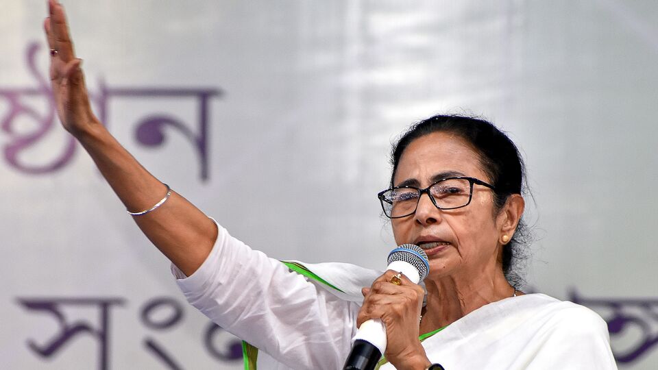 অর্থ প্রতিমন্ত্রী (স্বাধীন দায়িত্বপ্রাপ্ত) চন্দ্রিমা আরও দাবি করেছেন, পশ্চিমবঙ্গে বিধানসভা বা লোকসভা নির্বাচনের সময় নিরাপত্তার দায়িত্বে থাকে কেন্দ্রীয় বাহিনী। সেই রেশ ধরে তৃণমূল নেত্রী প্রশ্ন তুলেছেন, স্বরাষ্ট্রমন্ত্রী শাহ কি স্বীকার করে নিলেন যে নিজের হাতে থাকা কেন্দ্রীয় বাহিনীই হিংসা নিয়ন্ত্রণে ব্যর্থ হয়? (ফাইল ছবি, সৌজন্যে পিটিআই)
