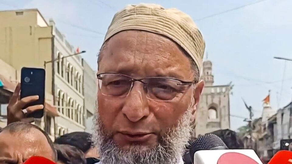 হায়দরাবাদের সাংসদ বলেন, 'সন্ত্রাসবাদ শুধু দক্ষিণ এশিয়ার সমস্যা নয়। আমরা বিশ্বের চতুর্থ বৃহত্তম অর্থনীতি। আপনি কি চান এই হত্যাযজ্ঞ দক্ষিণ এশিয়ার বিভিন্ন অংশে ছড়িয়ে পড়ুক? সন্ত্রাসবাদের প্রধান পৃষ্ঠপোষক পাকিস্তানকে নিয়ন্ত্রণ করা বিশ্ব শান্তির স্বার্থে। এটিকে এফএটিএফের ধূসর তালিকায় ফিরিয়ে আনতে হবে।' (PTI)