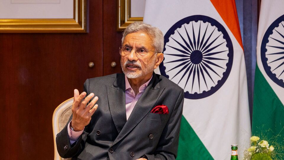 ভারতের বিদেশমন্ত্রী জয়শংকর বলছেন, তিনি ফিট থাকতে এই বয়সেও খেলাধুলো করেন। জয়শংকর বলছেন, 'একটা অভ্যাস আমার অনেক অনেক বছর ধরে আছে। আমি মূলত খেলি। সাধারণত আমি স্কোয়াশ খেলি।' তিনি বহু বছর ধরে এই খেলাধুলোর সঙ্গে জড়িত। (@DrSJaishankar on X via PTI Photo) (PTI05_24_2025_000150A)(@DrSJaishankar)