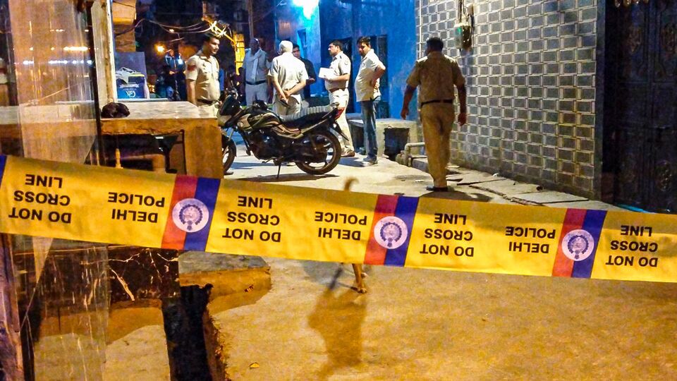 জিজ্ঞাসাবাদে জানা গেছে যে হাসিন পাকিস্তানি ইন্টেলিজেন্স অপারেটিভদের সংবেদনশীল সামরিক স্থাপনার ছবি পাঠিয়েছিল এবং তার বিনিময়ে টাকা পেয়েছিল সে। পাকিস্তান থেকে ভারতীয় নম্বরে হোয়াটসঅ্যাপ চালাতে পাক গুপ্তচরদের সাহায্য করেছিল সে। এখানে আসা ওটিপি সেই সব গুপ্তচরদের দিয়েছিল হাসিন। এরপর হাসিনের সাহায্যেই কাসিম পাক ভিসা পেয়েছিল। আইএসআই আধিকারিকরা কাসিমের ভিসা ইস্যুতে সাহায্য করেছিল। (PTI)