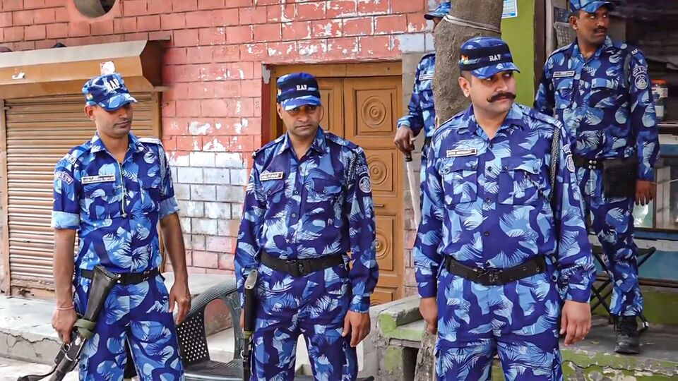 পাকিস্তানের হয়ে গুপ্তচরবৃত্তির অভিযোগে রাজস্থানের মেওয়াত এলাকা থেকে সম্প্রতি গ্রেফতার করা হয়েছিল ৩৪ বছর বয়সি কাসিমকে। সেই কাসিমের দাদাকেও এবার গ্রেফতার করা হল। ধৃতের নাম হাসিন। রাজস্থানের দেগের পিএস নগর এলাকা থেকে তাকে গ্রেফতার করা হয় তাকে। দিল্লি পুলিশ জানিয়েছে, হাসিন ১৫ বছর আগে পাকিস্তানে গিয়েছিল। তাদের আত্মীয় থাকে ওপারে। শুধু তাই নয়, গত ৪-৫ বছর ধরে আইএসআই আধিকারিকদের সঙ্গে যোগাযোগ রাখত এই হাসিন। (PTI)