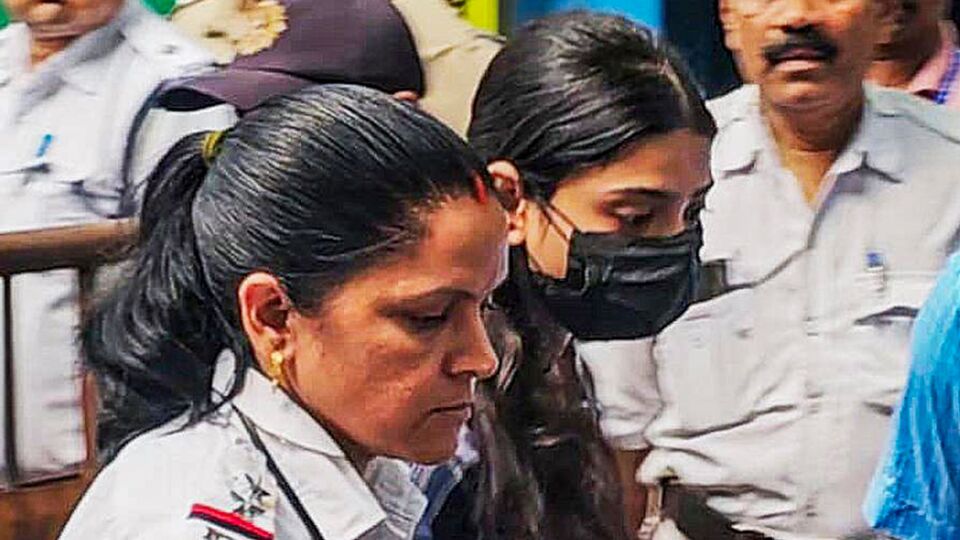 পিটিআইয়ের প্রতিবেদন অনুযায়ী, কলকাতা পুলিশের এক অফিসার বলেছেন যে 'শর্মিষ্ঠাকে আইনি নোটিশ পাঠানোর জন্য একাধিকবার চেষ্টা করা হয়েছে। কিন্তু তাঁর পরিবার বেপাত্তা হয়ে গিয়েছিল। পুলিশ বিষয়টি আদালতকে জানায়। তারপর গ্রেফতারি পরোয়ানা জারি করে আদালত। আর শুক্রবার রাতে তাঁকে গুরুগ্রাম থেকে গ্রেফতার করেছে কলকাতা পুলিশ।' (PTI)