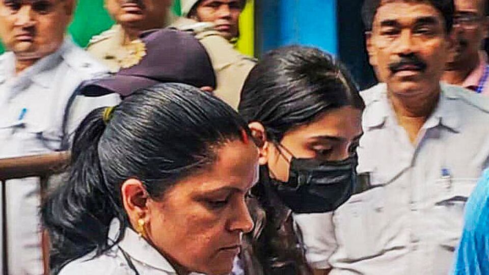 অভিযোগ উঠেছে যে 'অপারেশন সিঁদুর' নিয়ে ইনস্টাগ্রামে একটি ভিডিয়ো পোস্ট করেছিলেন শর্মিষ্ঠা। সেই ভিডিয়োয় এমন কিছু মন্তব্য করেছিলেন, যা নিয়ে তুমুল বিতর্ক শুরু হয়। ধর্মীয় ভাবাবেগে আঘাত দেওয়ার অভিযোগও ওঠে তাঁর বিরুদ্ধে। অনলাইনে তুমুল ক্ষোভের মুখে পড়েন। সেই বিতর্কের জেরে ওই ভিডিয়ো ডিলিট করে দেন শর্মিষ্ঠা। ক্ষমাও চেয়ে নেন। (PTI)