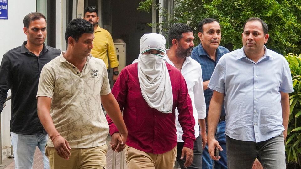 ধৃত হাসিনকে আদালতে তোলা হলে জিজ্ঞাসাবাদের জন্য পাঁচ দিনের পুলিশি হেফাজতের নির্দেশ দেওয়া হয়েছে। সূত্রের খবর, কাসিমকে জিজ্ঞাসাবাদের সময় হাসিনের নাম উঠে এসেছিল। কাসিম প্রকাশ করেছিল যে সে যখন পাকিস্তানে গিয়েছিল, তখন সেখানে তার হ্যান্ডলাররা তাকে বলেছিল যে তার দাদা ইতিমধ্যে তাদের জন্য কাজ করছে এবং তাকেও তাদের জন্য কাজ করতে হবে। এরপরই হাসিনকে জেরা করেন তদন্তকারীরা। (PTI)