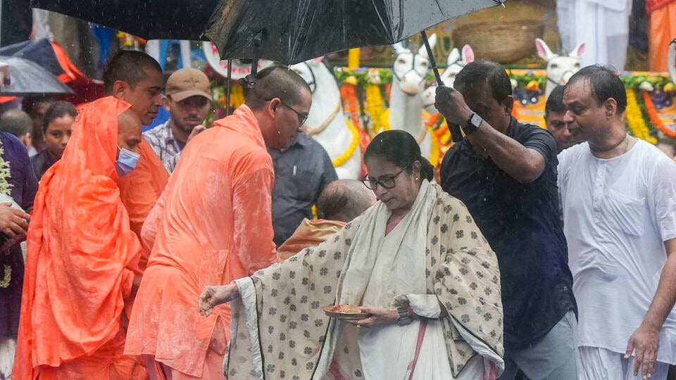 সেইসঙ্গে সুখোই যুদ্ধবিমানের চাকা লাগানো নিয়ে তিনি বলেন, ‘জগন্নাথদেব হয়তো বার্তা দিচ্ছেন যে তোমরা শুধরে যাও। কারণ তোমরা যদি একে অপরের সঙ্গে লড়াই করো, তাহলে দিনের শেষে প্রত্যেকেই কষ্ট পাবে। কলকাতার রথযাত্রার মাধ্যমে শান্তির বার্তা দেওয়া হবে. জগন্নাথদেব শান্তির বার্তা দেবেন। আমরা আশা করব যে শুভচেতনার উদয় হবে।’ (ফাইল ছবি, সৌজন্যে পিটিআই)