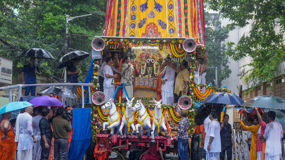 ইসকন কলকাতার মুখপাত্র রাধারমণ দাস জানিয়েছেন, গত ৪৮ বছর ধরে বোয়িং-৭৪৭ বিমানের চাকার মাধ্যমে জগন্নাথদেবের রথ চালানো হয়েছে। কিন্তু ২০০৫ সালে দেখা যায় যে চাকার অবস্থা খুব একটা ভালো নয়। বিকল্প কী হবে, সেটা নিয়ে আলোচনা শুরু করা হয়েছিল। কিন্তু ধাপে-ধাপে সেই বিমান তুলে নেওয়া হওয়ায় চাকা জোগাড়ের কাজটা কঠিন হয়ে ওঠে। এখন আর সেই চাকা কোথাও তৈরি করা হয় না। (ফাইল ছবি, সৌজন্যে পিটিআই)