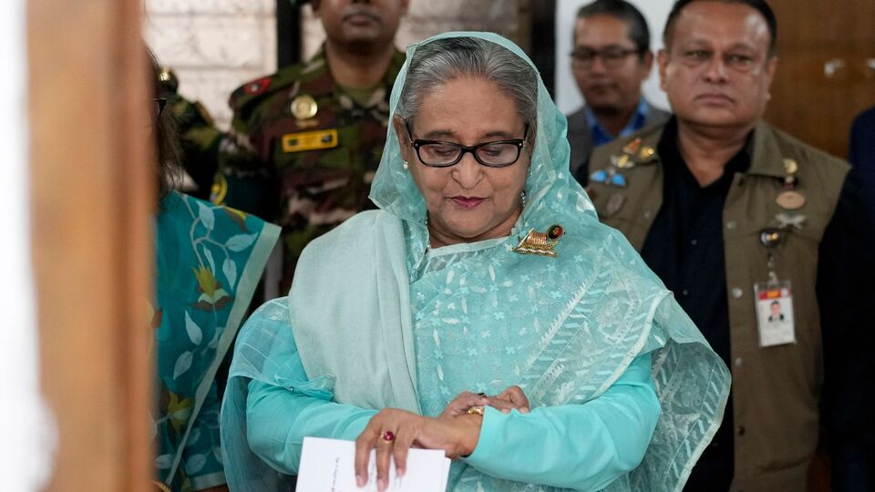 ২০২৪ সালের ১৪ অগস্ট বাংলাদেশের প্রাক্তন প্রধানমন্ত্রী শেখ হাসিনার বিরুদ্ধে আন্তর্জাতিক অপরাধ ট্রাইব্যুনালে মানবতাবিরোধী অপরাধের অভিযোগ দাখিল করা হয়েছিল। সেই অভিযোগের তদন্ত শুরু হয় গত বছর ১৪ অক্টোবর। সেই তদন্ত নাকি শেষ হয়েছে এবারে। এই আবহে ১২ মে শেখ হাসিনাসহ তিন জনের বিরুদ্ধে তদন্ত প্রতিবেদন জমা পড়ে আন্তর্জাতিক অপরাধ ট্রাইব্যুনালে। 