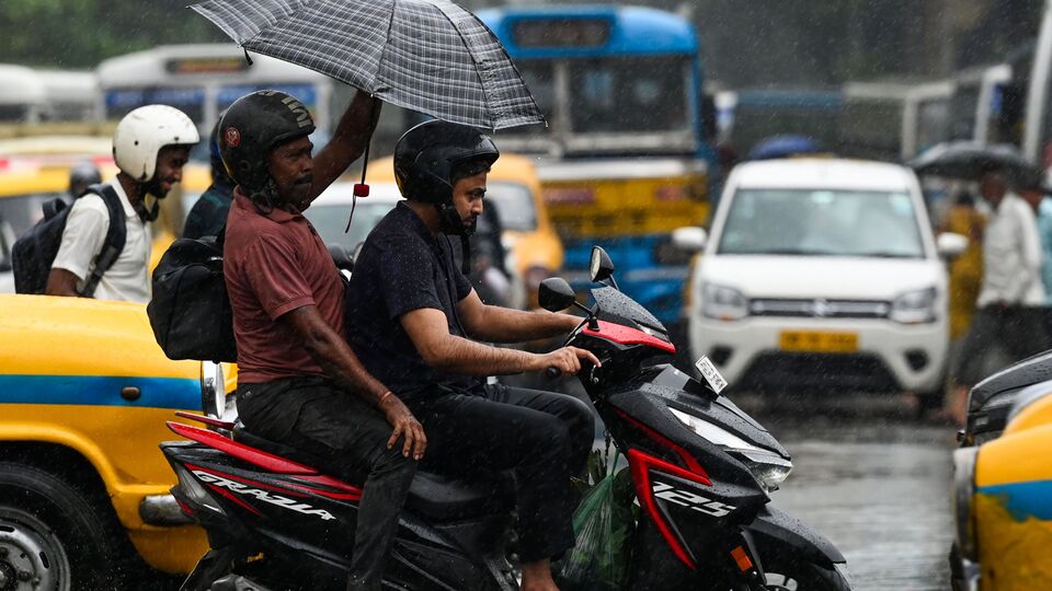 আজ কলকাতার সর্বোচ্চ তাপমাত্রা থাকবে ৩৫ ডিগ্রি সেলসিয়াসের আশেপাশে, যা কি না স্বাভাবিক। এদিকে আজ শহরের সর্বনিম্ন তাপমাত্রা থাকবে ২৮ ডিগ্রি সেলসিয়াসের ঘরে, যা কি না স্বাভাবিকের থেকে প্রায় ১ ডিগ্রি ওপরে। এদিকে আজ আকাশ সারাদিনই আংশিক মেঘলা থাকবে কলকাতায়। বৃষ্টি হতে পারে শহরের নানা জায়গায়। তিলোত্তমার বাতাসে আপেক্ষিক আর্দ্রতার সর্বোচ্চ পরিমাণ ৯০ শতাংশের ওপরেই থাকতে পারে। (Hindustan Times)