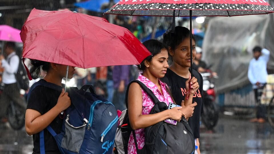 এরপর ২ জনু দক্ষিণবঙ্গের সব জেলাতেই অল্প বিস্তর বৃষ্টির সম্ভাবনা আছে। এরপর ৩ তারিখ বৃষ্টি কমবে। কলকাতায় আবহাওয়া শুষ্ক থাকবে। সেদিন শুধু বৃষ্টি হতে পারে উত্তর ও দক্ষিণ ২৪ পরগনা, বীরভূম, মুর্শিদাবাদ এবং নদিয়ার কোথাও কোথাও। এরপর ফের ৭ জুন পর্যন্ত কলকাতা সহ সব জেলায় বৃষ্টি হতে পারে। এদিকে আগামী ২৪ ঘণ্টার পর থেকে উত্তরবঙ্গে চারদিনে সর্বোচ্চ তাপমাত্রা বাড়তে পারে ৩ থেকে ৫ ডিগ্রি সেলসিয়াস। এই আবহে গরম অনুভূত হবে। দিনের বেলায় আর্দ্রতা বাড়বে। বেশ ঘাম হবে। (Hindustan Times)