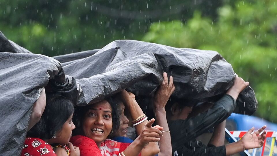 এদিকে ২ জুন ভারী বৃষ্টি হতে পারে উত্তরের ওপরের পাঁচ জেলায়। সেদিনও উত্তরের সব জেলায় জারি থাকবে হলুদ সতর্কতা। তারপর ৭ জুন পর্যন্ত উত্তরবঙ্গের সব জেলাতেই হালকা থেকে মাঝারি বৃষ্টির সম্ভাবনা থাকবে। তবে এর মধ্যে ভারী বৃষ্টির সম্ভাবনা আর নেই উত্তরের কোথাও। এদিকে আগামী ২৪ ঘণ্টার পর থেকে উত্তরবঙ্গে চারদিনে সর্বোচ্চ তাপমাত্রা বাড়তে পারে ৩ থেকে ৫ ডিগ্রি সেলসিয়াস। এই আবহে গরম অনুভূত হবে। দিনের বেলায় আর্দ্রতা বাড়বে। বেশ ঘাম হবে। (Hindustan Times)
