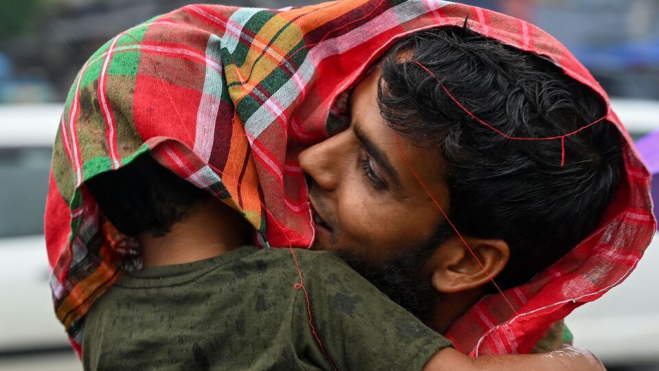 ১ জুন উত্তরবঙ্গের দার্জিলিং, জলপাইগুড়ি, কালিম্পং, আলিপুরদুয়ার, কোচবিহারে বজ্রপাত সহ ভারী থেকে অতিভারী বৃষ্টি হওয়ার সম্ভাবনা আছে। এই সব জেলায় আজ জারি লাল সতর্কতা। এরই সঙ্গে উত্তর দিনাজপুর, দক্ষিণ দিনাজপুরে ভারী বৃষ্টি হতে পারে এবং মালদাতে বজ্রপাত সহ মাঝারি বৃষ্টির সম্ভাবনা আছে। উত্তরবঙ্গের এই তিন জেলায় আজ জারি হলুদ সতর্কতা। সব জেলারই কোথাও না কোথাও ঝোড়ো হাওয়া বইতে পারে। (Hindustan Times)