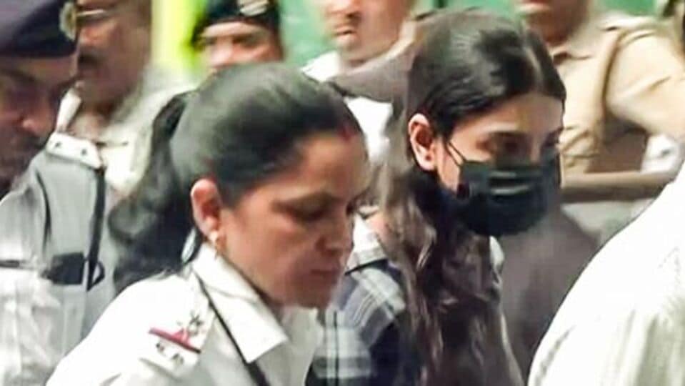 ধর্মীয় ভাবাবেগে আঘাতের অভিযোগে গুরুগ্রাম থেকে সোশ্যাল মিডিয়া ইনফ্লুয়েন্সার শর্মিষ্ঠা পানোলিকে গ্রেফতার করে কলকাতা পুলিশ। তাঁকে ৩১ মে আলিপুর আদালতে পেশ করা হয়েছিল। পুণের আইন বিশ্ববিদ্যালয়ে নথিভুক্ত আছে এই ধৃত শর্মিষ্ঠার নাম। এবার সেই শর্মিষ্ঠার সমর্থনে সরব হলেন অন্ধ্রপ্রদেশের উপমুখ্যমন্ত্রী পবন কল্যাণ। (HT_PRINT)