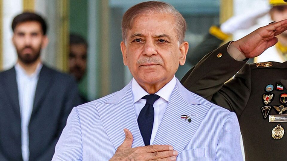 শেহবাজ শরিফ বলেন, তিনি এবং ফিল্ড মার্শাল আসিম মুনিররা আর নির্ভরতার বোঝা কাঁধে নিতে চান না। তাঁর কথায়, 'পাকিস্তানের প্রবৃদ্ধি নির্ভর করছে নিজেদের সম্পদ ব্যবহারের ওপর।' তাঁর কথায়, 'পাকিস্তানের অর্থনৈতিক চ্যালেঞ্জের সমাধান করতে হলে দেশের প্রাকৃতিক ও মানব সম্পদকে পুরোপুরি ব্যবহার করতে হবে। এতেই দেশের লাভ। প্রাকৃতিক সম্পদ, মানব সম্পদ, সর্বশক্তিমান আল্লাহ আমাদের প্রতি আশীর্বাদ করেছেন, আমাদের অবশ্যই এর পূর্ণ ব্যবহার করতে হবে।' (AFP)