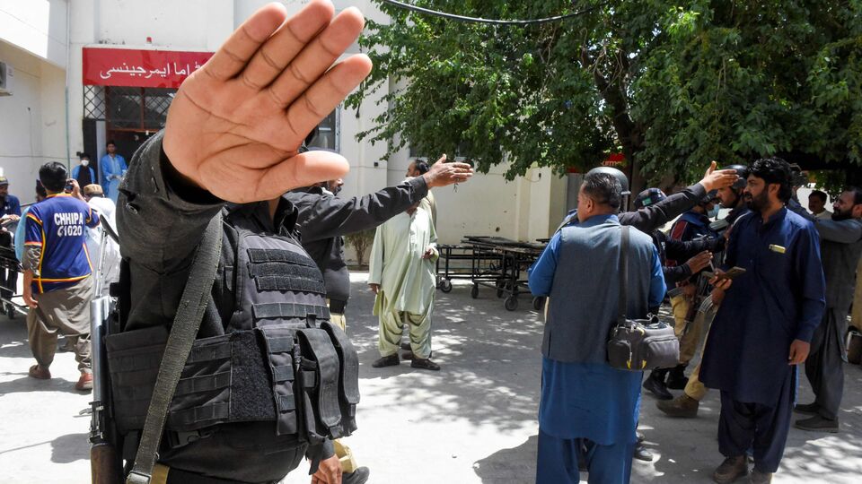 যদিও অত ঝক্কি পোহানোর থেকে ওই ব্যক্তিকে একটি নতুন এয়ারপডস কিনে নেওয়ার পরামর্শ দিয়েছেন অনেক নেটিজেন। ওই ব্যক্তি অবশ্য জানিয়েছেন যে ব্যবসার কাজে আপাতত আফগানিস্তানে আছেন। আর আফগানিস্তান থেকে পাকিস্তানে যাবেন। তারপর নিজের এয়ারপডস উদ্ধার করে নিয়ে আসবেন বলে জানিয়েছেন ওই ব্রিটিশ ব্যক্তি। (ছবিটি প্রতীকী, সৌজন্যে এএফপি)