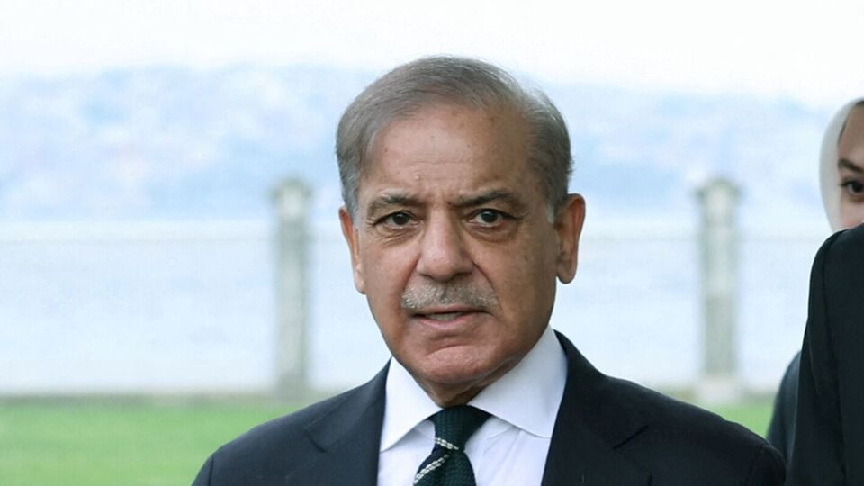 এদিকে শেহবাজ বলেন, 'চিন পাকিস্তানের সবচেয়ে পরীক্ষিত বন্ধু।' বালোচিস্তানের কোয়েটায় কমান্ড অ্যান্ড স্টাফ কলেজে সেনা কর্মকর্তাদের উদ্দেশে বন্ধু গুনিয়ে শেহবাজ শরিফ বলেন, 'সৌদি আরব পাকিস্তানের অন্যতম নির্ভরযোগ্য বন্ধু এবং তুরস্ক, কাতার এবং সংযুক্ত আরব আমিরাতের মতো অন্যরাও তাই।' (via REUTERS)