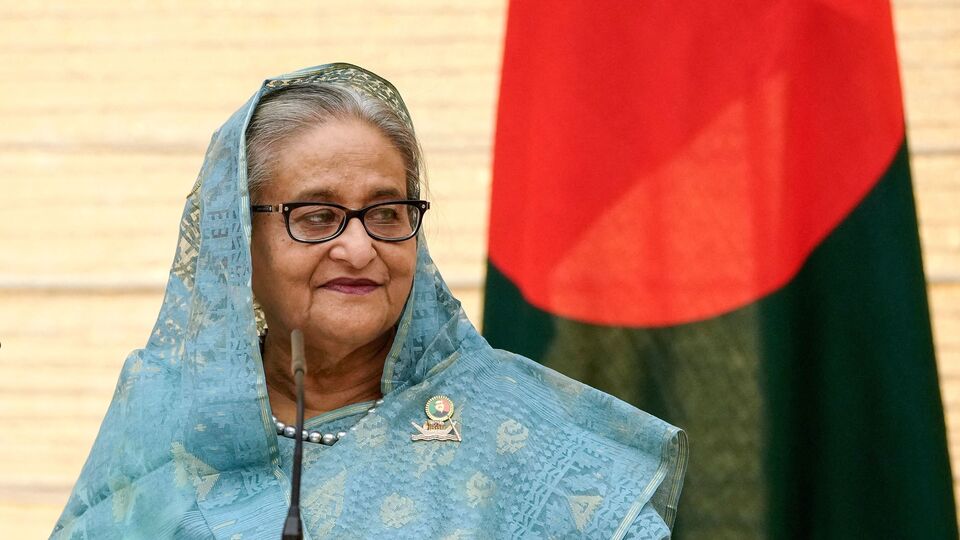 বাংলাদেশের প্রাক্তন প্রধানমন্ত্রী শেখ হাসিনার বিরুদ্ধে মানবতাবিরোধী অপরাধের আনুষ্ঠানিক অভিযোগ দাখিল করল মহম্মদ ইউনুসের সরকার। আজ আন্তর্জাতিক অপরাধ ট্রাইব্যুনালে এই অভিযোগ দায়ের করা হয় হাসিনার বিরুদ্ধে। যেখানে নিজের গদি টলমল, সেখানে হাসিনার বিরুদ্ধে মামলা চালিয়ে ফের পরিস্থিতি সামাল দিতে চাইছেন ইউনুস। 