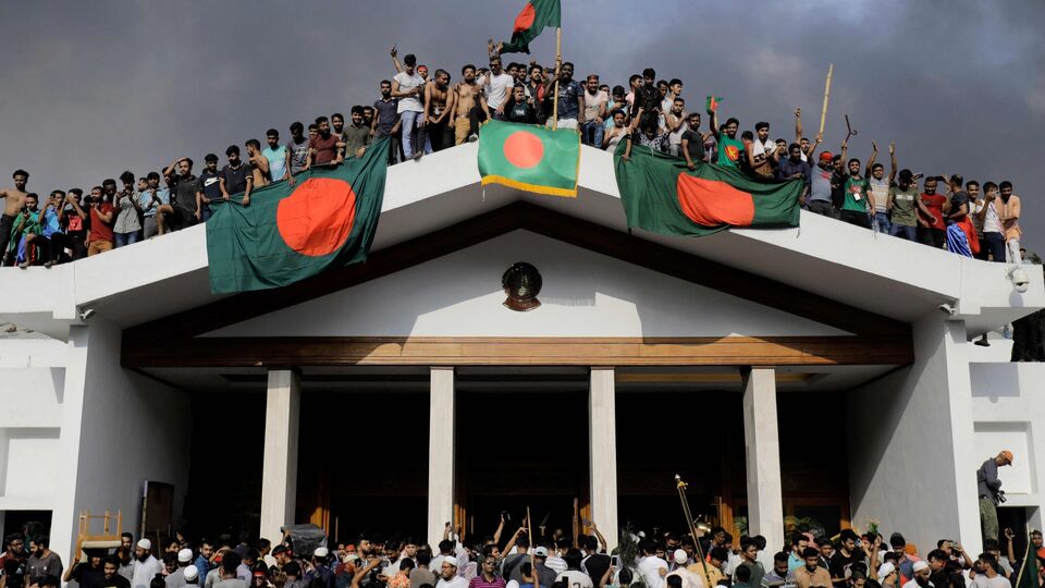 প্রসঙ্গত, ২০২৪ সালের ৫ অগস্ট বাংলাদেশ ছেড়েছিলেন শেখ হাসিনা। এরপর সেখানে অন্তর্বর্তীকালীন সরকার গঠন করা হয় মহম্মদ ইউনুসের নেতৃত্বে। আর মহম্মদ ইউনুস ক্ষমতায় আসার পর থেকেই শেখ হাসিনা, তাঁর পরিবার এবং প্রাক্তন আওয়ামি লিগ নেতা-নেত্রীদের বিরুদ্ধে দুর্নীতির অভিযোগে তদন্ত শুরু হয়েছে বাংলাদেশে। 