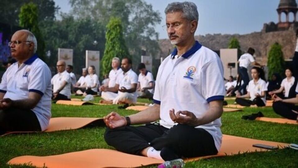 দেশের বিদেশমন্ত্রী হিসাবে তাঁর ব্যস্ততার শেষ নেই। বিশ্বের ১২৫ টি দেশে ভারতের দূতাবাসের সমস্ত দিকের পুঙ্খাণুপুঙ্খ খবর রাখা থেকে শুরু করে ৭ দিনের ২৪ ঘণ্টাই তাঁকে নানাবিধ আন্তর্জাতিক দিকে রাখতে হয় নজর। দেশের বিদেশ নীতি থেকে শুরু করে একাধিক কূটনৈতিক অঙ্কে তাঁর সতর্ক দৃষ্টি সর্বদা। এই এত ব্যস্ততার মাঝেও ৭০ বছর বয়সী ভারতের বিদেশমন্ত্রী ড. এস জয়শংকর নিজের ফিটনেসের দিকটি ভোলেন না। শত ব্যস্ততার মধ্যেও জয়শংকরের দৈনন্দিন রুটিনে কী কী থাকে তা দেখা যাক।