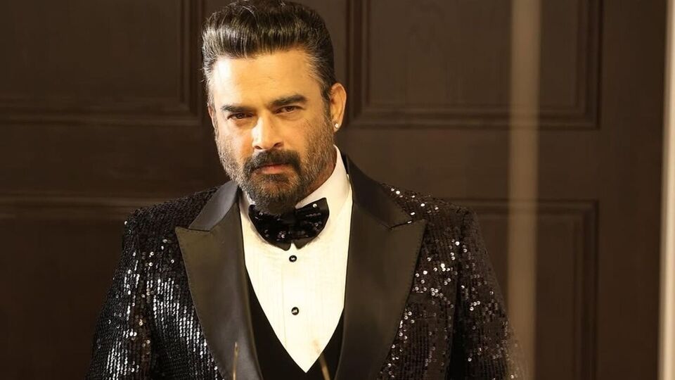 দেখতে দেখতে ৫৫ বছরে পদার্পণ করলেন আর মাধবন। বয়স যত বাড়ছে, অভিনেতার মহিলা ভক্তের সংখ্যা যেন দিনের পর দিন বেড়েই চলেছে। ১১৫ কোটি টাকার মালিক হলেও এই দক্ষিণী অভিনেতা আজও মাটির ভীষণ কাছাকাছি। নিজের সন্তানকেও দিয়েছেন তেমনই শিক্ষা। আজ অভিনেতার জন্মদিনে দেখুন মাধবনের সেরা ৫ ছবির নাম।
