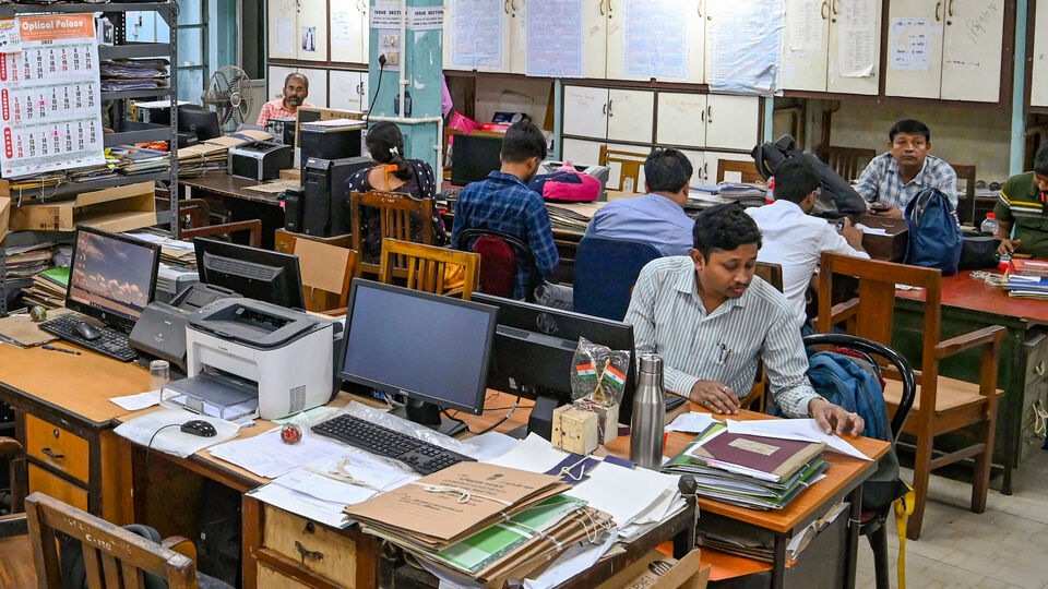 এমতাবস্থায় ২০২৬ সালের ১ জানুয়ারি থেকে এটি কার্যকর হওয়ার সম্ভাবনা কম। এখন প্রশ্ন উঠছে, কোনও কর্মচারী যদি ২০২৬ সালের ১ জানুয়ারি বা তার পরে অবসর নেন, কিন্তু ততক্ষণ পর্যন্ত অষ্টম বেতন কমিশনের সুপারিশ বাস্তবায়িত না হয়, তাহলে কি তিনি সেই সুবিধা পাবেন? উত্তর হল হ্যাঁ। এই ধরনের সমস্ত কর্মচারী বকেয়া আকারে বেতন সংশোধনের সুবিধাও পাবেন। অতীতে এমন ঘটনা ঘটেছে। সপ্তম বেতন কমিশনের সময় প্রায় এক বছর বিলম্ব হয়েছিল, তবে সমস্ত কর্মচারী এবং পেনশনভোগীদের বকেয়া দেওয়া হয়েছিল। 