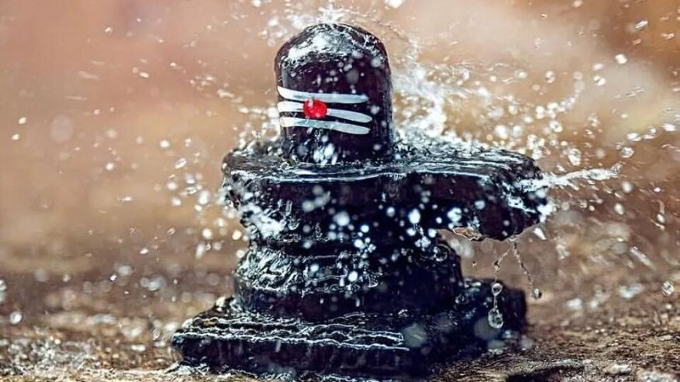 গঙ্গা জল নিবেদন করুন: গঙ্গা দশেরার দিনে শিবলিঙ্গে গঙ্গা জল নিবেদন করলে মোক্ষ লাভ হয় এবং সমস্ত পাপ বিনষ্ট হয়।