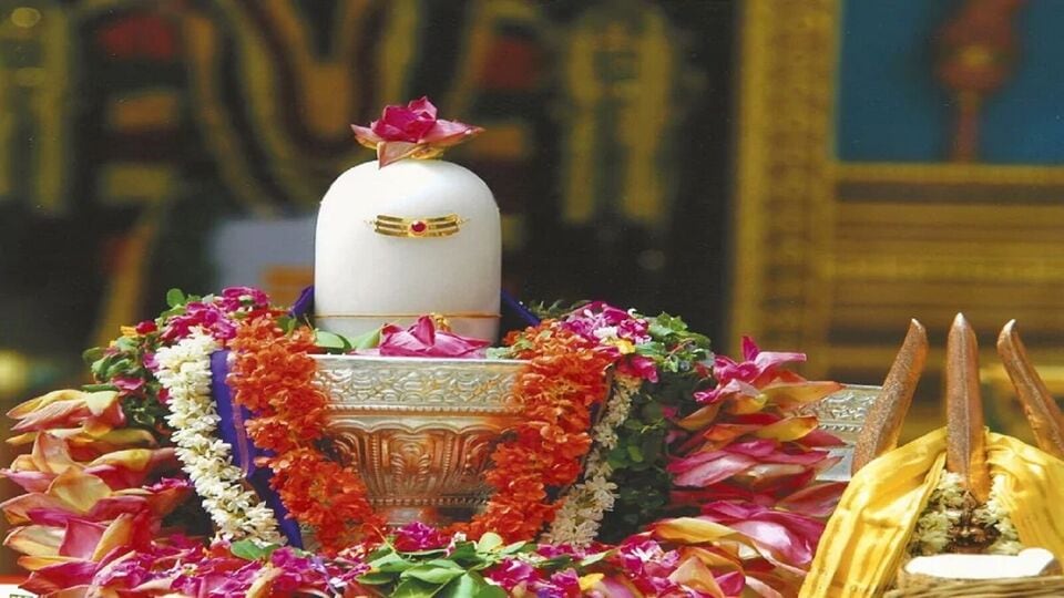 বিশ্বাস করা হয় যে যারা গঙ্গা দশেরার দিনে সত্যিকারের ভক্তির সঙ্গে যারা পুজো করেন তারা সুখ ও শান্তি পান। গঙ্গা দশেরার দিনে শিবলিঙ্গে কিছু বিশেষ জিনিস নিবেদন করলে সকল ইচ্ছা পূর্ণ হয়। আসুন জেনে নিই দশেরার দিনে গঙ্গাকে কোন কোন বিশেষ জিনিস নিবেদন করা উচিত।