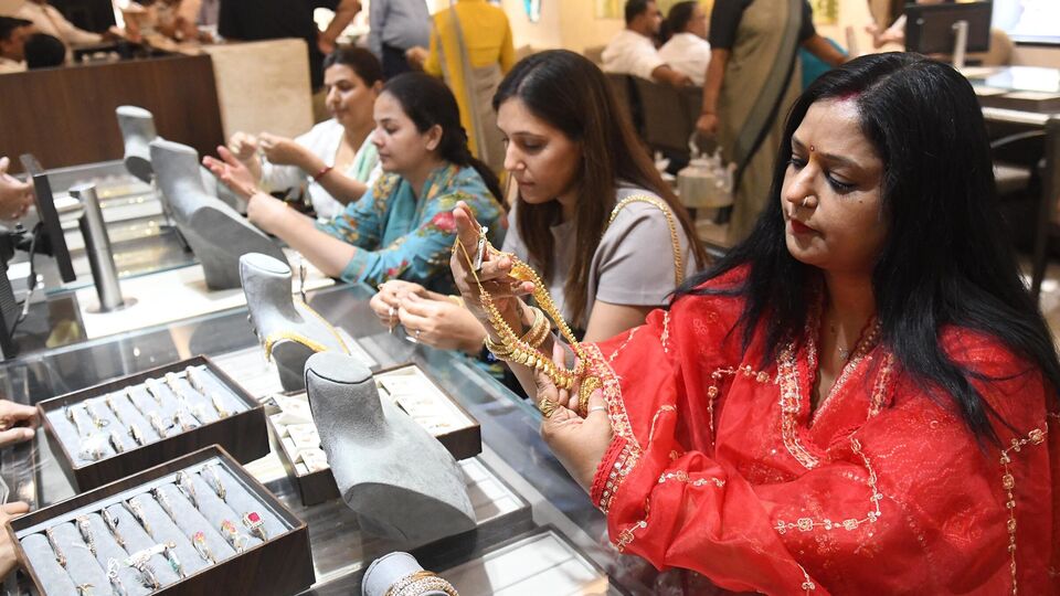 রিপোর্ট অনুযায়ী, জিএসটি এবং টিসিএস বাদে কলকাতায় ২৪ ক্যারেট পাকা সোনার বাটের দাম প্রতি গ্রামে ৯৫৫০ টাকা। প্রতি ১০ গ্রাম ২৪ ক্যারেট পাকা সোনা বাটের দাম আজ ৯৫৫০০ টাকা। অপরদিকে জিএসটি এবং টিসিএস বাদে আজ কলকাতায় ২৪ ক্যারেট খুচরো পাকা সোনার দাম প্রতি গ্রামে ৯৫৯৫ টাকা। প্রতি ১০ গ্রাম ২৪ ক্যারেট পাকা সোনার দাম আজ ৯৫৯৫০ টাকা। গত একসপ্তাহের তুলনায় আজ কলকাতার দোকানগুলিতে খুচরো পাকা সোনার দাম কমেছে ১০ গ্রামে ৮৫০ টাকা ও সোনার বাটের দামও কমেছে ১০ গ্রামে ৮৫০ টাকা করে। 