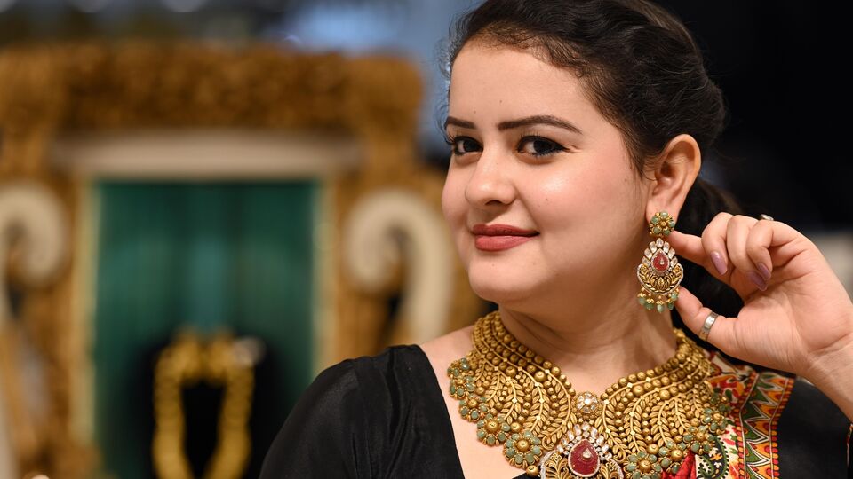 এর আগে গত ৩১ মে কলকাতায় ১০ গ্রাম ২২ ক্যারেট গয়নার হলমার্ক সোনার দাম ছিল ৯১৪৫০ টাকা। ৩০ মে ২২ ক্যারেট হলমার্ক সোনার ১০ গ্রামের দাম ছিল ৯০৯৫০ টাকা। ২৯ মে কলকাতায় গয়নার হলমার্ক সোনার ১০ গ্রামের দাম ছিল ৯১৫০০ টাকা। ২৮ মে কলকাতায় গয়নার হলমার্ক সোনার ১০ গ্রামের দাম ছিল ৯১৫০০ টাকা। ২৭ মে ২২ ক্যারেট সোনার দাম ছিল ৯১৪৫০ টাকা। ২৬ মে ২২ ক্যারেট সোনার দাম ছিল ৯১৪৫০ টাকা। ২৫ মে ২২ ক্যারেট হলমার্ক সোনার ১০ গ্রামের দাম ছিল ৯২০০০ টাকা। ২৪ মে ২২ ক্যারেট হলমার্ক সোনার ১০ গ্রামের দাম ছিল ৯১৪৫০ টাকা। (Hindustan Times)