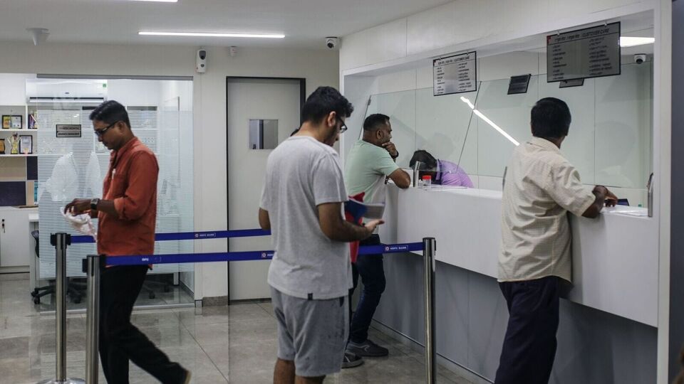 স্টেট ব্যাঙ্ক অফ ইন্ডিয়ার ওয়েবসাইট অনুসারে, তাদের বেসিক সেভিংস ব্যাঙ্ক অ্যাকাউন্টে মাসিক বা ত্রৈমাসিক রক্ষণাবেক্ষণের জন্য ন্যূনতম ব্যালেন্সের প্রয়োজন হয় না। এদিকে অ্যাক্সিস ব্যাঙ্কে সমস্ত মেট্রো, আরবান, সেমি আরবান এবং রুরাল অ্যাকাউন্টের জন্য সেভিংস অ্যাকাউন্টের মাসিক গড় ব্যালেন্স ১০ হাজার টাকা। এইচডিএফসি ব্যাঙ্কেও এই মিনিমাম ব্যালেন্স ১০ হাজার টাকা। আইসিআইসিআই-তে শহরের অ্যাকাউন্টে ন্যূনতম ব্যালেন্স থাকতে হয় ১০ হাজার, ছোট শহর বা গ্রামের শাখায় অ্যাকাউন্ট থাকলে তা ৫০০০ টাকা। 