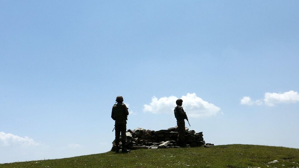 জেনারেল সাহির শামশাদ মির্জা বলেন, 'ভারত ও পাকিস্তানের মধ্যে সংঘাত নিরসনের দিকে অগ্রসর হওয়া জরুরি। এতে স্থায়ী শান্তি নিশ্চিত হবে। দক্ষিণ এশিয়ায় দীর্ঘস্থায়ী শান্তির জন্য রাষ্ট্রসংঘের নিরাপত্তা পরিষদের প্রস্তাব ও জনগণের আকাঙ্ক্ষা অনুযায়ী কাশ্মীরের দ্রুত সমাধান অপরিহার্য।' (AFP)