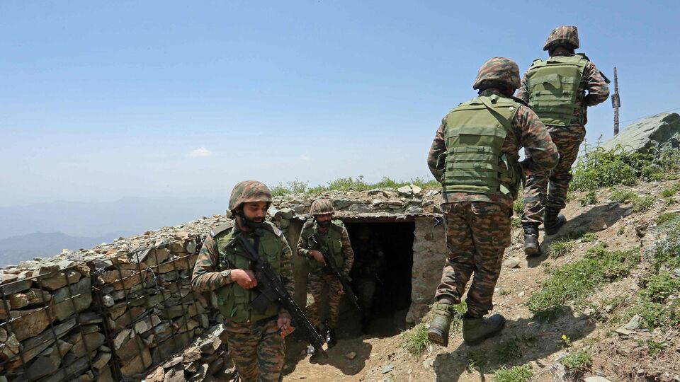 উল্লেখ্য, কাশ্মীর ইস্যুকে চিরকালই দ্বিপাক্ষিক বিষয় হিসেবে দেখে এসেছে ভারত। তবে পাকিস্তান বারবার আন্তর্জাতিক ফোরামে কাশ্মীরের কথা উল্লেখ করেছে। এদিকে জম্মু-কাশ্মীরের পহেলগাঁওয়ের জঙ্গি হামলার পর থেকে দু'দেশের সম্পর্কের টানাপোড়েন চলছে। এহেন পরিস্থিতিতে পাকিস্তানের দাবি- সন্ত্রাসবাদ নয়, ভারত ও পাকিস্তানের মধ্যে মূল সমস্যা হল কাশ্মীর। (AFP)