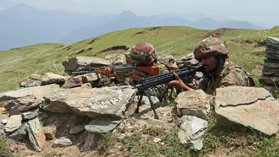 পাকিস্তান ও ভারতের মধ্যে সাম্প্রতিক সামরিক সংঘাতের কথাও উল্লেখ করেছিলেন জেনারেল মির্জা। তাঁর কথায়, 'যখন কোনও সংকট থাকে না, তখন কাশ্মীর নিয়ে আলোচনাও হয় না। আমরা বরাবরই বলে আসছি, কাশ্মীরের জনগণের আশা-আকাঙ্ক্ষা এবং রাষ্ট্রসংঘ নিরাপত্তা পরিষদের প্রস্তাব অনুযায়ী কাশ্মীর ইস্যুর সমাধান হলে তা অনেক সমস্যা দূর করবে।' (AFP)