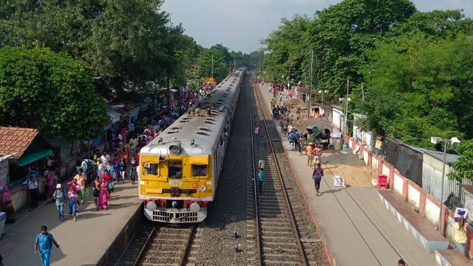 শিয়ালদা সাউথ সেকশনে পাঁচটি অতিরিক্ত লোকাল ট্রেন চালানো হবে। (ছবিটি প্রতীকী, সৌজন্যে Indian Railways)