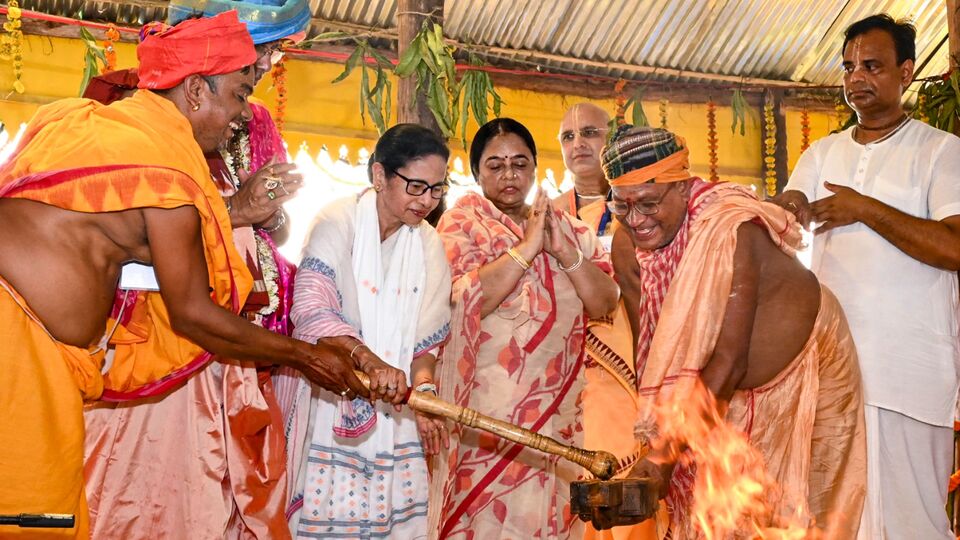 যদিও বিষয়টি নিয়ে তৃণমূল কংগ্রেসের নেতা কুণাল ঘোষ বলেছেন, 'প্রথমে ওঁকে বলা উচিত যে সোশ্যাল মিডিয়ায় যেন এরকম পোস্ট না করা হয়। যাতে প্ররোচনার বিষ থাক। যার নেতিবাচক প্রভাব পড়তে পারে মানুষের উপরে। আমাদের ধর্মনিরপেক্ষ দেশে যদি এরকম পোস্ট করা হয় বা পোস্ট করার অনুমতি থাকে, তাহলে কীভাবে চলবে?' (ফাইল ছবি, সৌজন্যে পিটিআই)