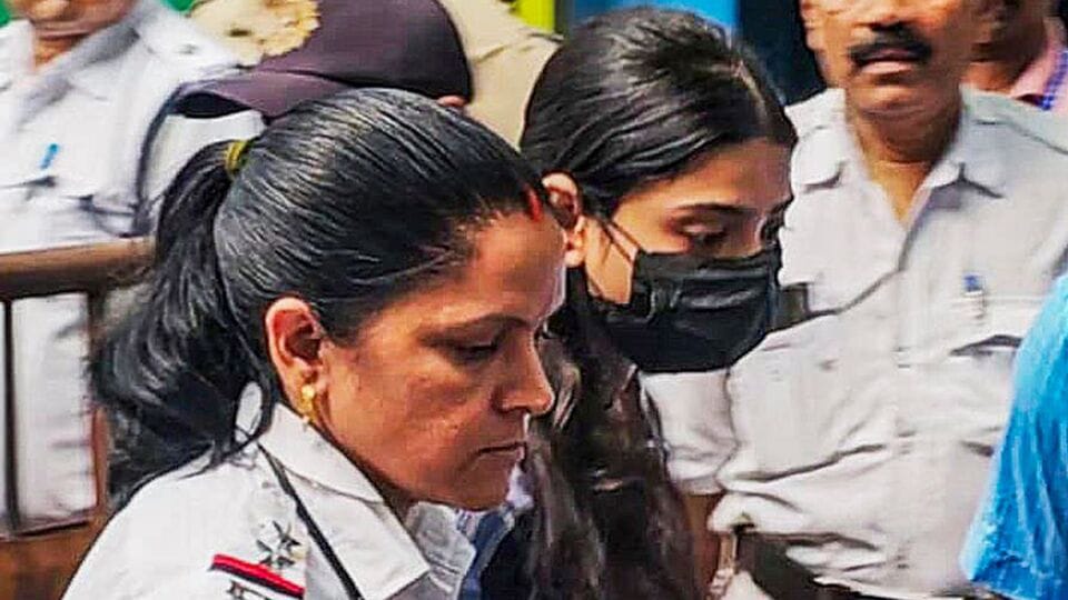 সেইসঙ্গে সংবাদসংস্থা এএনআইয়ে শর্মিষ্ঠার আইনজীবী দাবি করেছেন, ওই যুবতী পুরোপুরি নির্দোষ। আগামী ১৩ জুনের আগেই যাতে জামিন পেয়ে যান, সেই চেষ্টা করা হবে। পরবর্তী পদক্ষেপ কী হবে, তা নিয়ে একদিন বা দু'দিনের মধ্যে সিদ্ধান্ত নেওয়া হবে। তাঁর কথায়, ‘শর্মিষ্ঠাকে জামিনে মুক্ত করার জন্য আমরা নিজেদের সেরাটা উজাড় করে দিচ্ছি।’ (ফাইল ছবি, সৌজন্যে পিটিআই)