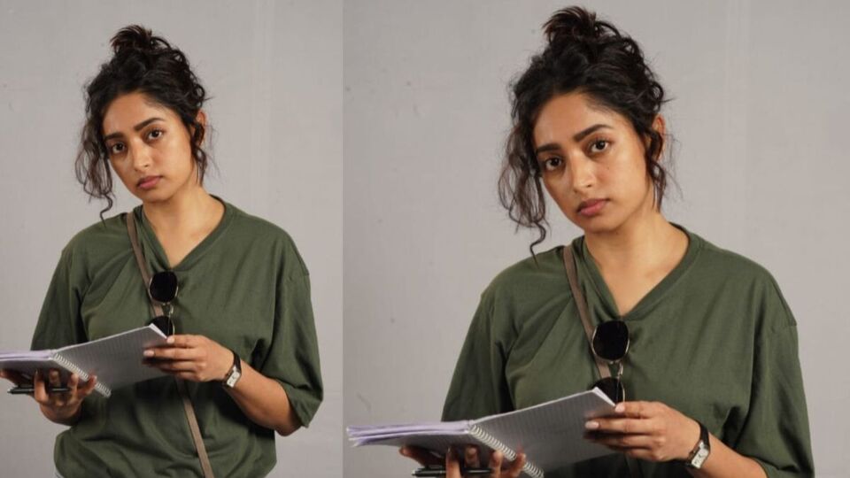 তাছাড়াও প্রকাশ্যে এসেছে ইশা সাহার ফার্স্ট লুক। এই ছবিতে তিনি ছবির নির্দেশকের ভূমিকায় রয়েছেন। অনেকেই প্রথমে অনুমান করেছিলেন ইশাকে বুঝি ইন্দ্রনীলের স্ত্রীর চরিত্রে দেখা যাবে। সে ধারণা সম্পূর্ণ ভুল। ইন্দ্রনীলের স্ত্রীর ভূমিকায় থাকছেন সুস্মিতা চট্টোপাধ্যায়। যদিও সুস্মিতার লুক এখনও প্রকাশ্যে আসেনি। 