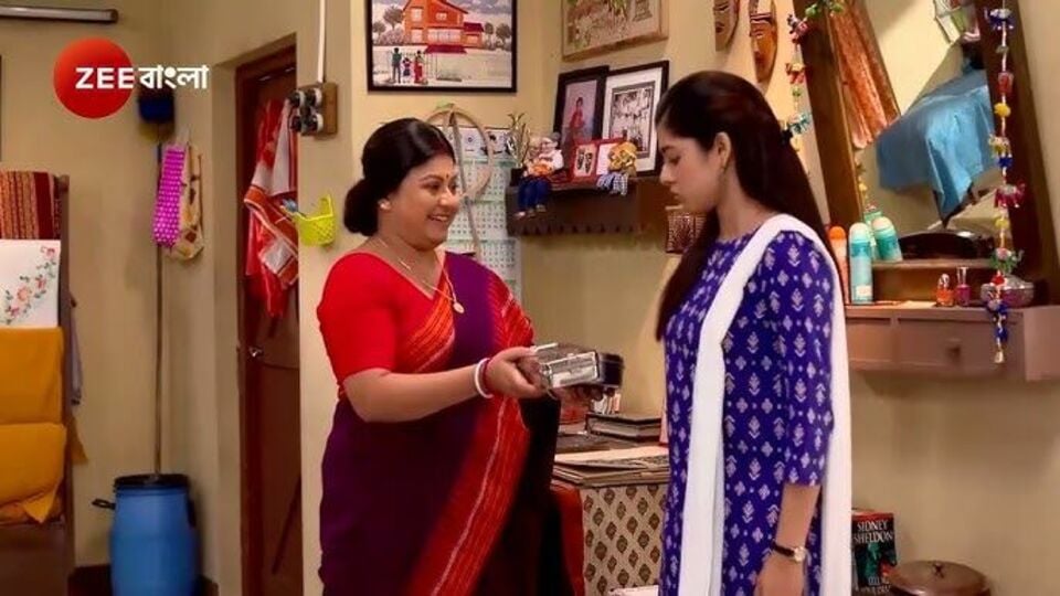 হ্যাঁ, অপুই আসল রাজনন্দিনী। নিজের খুনের প্রতিশোধ নিতেই সে আবার ফিরে এসেছে। আর্যের সঙ্গে বিয়ের পর অপুর সবটা মনে পড়ে যাবে। যদিও এই ট্র্যাক আসতে এখনও অনেক বেশি। আপাতত চলছে অপু আর আর্য অনুরাগ পর্ব। যা তাড়িয়ে তাড়িয়ে উপভোগ করছেন দর্শকরা। 