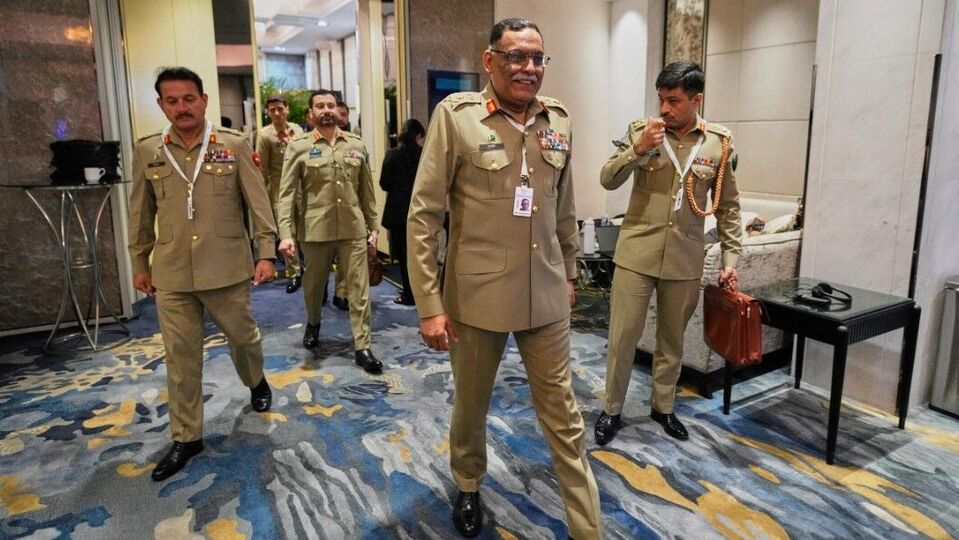 কাশ্মীর ইস্যুর সমাধান খুঁজে না পেলে তা বিপর্যয় ডেকে আনতে পারে। সিঙ্গাপুরের মাটিতে দাঁড়িয়ে এমনই উস্কানিমূলক মন্তব্য করলেন পাকিস্তানের উচ্চপদস্থ এক সেনা আধিকারিক। রিপোর্ট অনুযায়ী, সিঙ্গাপুরে এশিয়ার প্রধান প্রতিরক্ষা ফোরাম শাংগ্রি-লা সংলাপে জয়েন্ট চিফস অফ স্টাফ কমিটির (সিজেসিএসসি) চেয়ারম্যান জেনারেল সাহির শামশাদ মির্জা এসব কথা বলেন। 