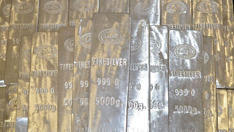 এর আগে গত ৩০ মে প্রতি কেজি খুচরো রুপোর দাম ছিল ৯৮২৫০ টাকা। ২৯ মে কলকাতায় প্রতি কেজি খুচরো রুপোর দাম ছিল ৯৭৪০০ টাকা। ২৮ মে কলকাতায় প্রতি কেজি খুচরো রুপোর দাম ছিল ৯৭৪০০ টাকা। ২৭ মে প্রতি কেজি খুচরো রুপোর দাম ছিল ৯৮১৫০ টাকা। ২৬ মে প্রতি কেজি খুচরো রুপোর দাম ছিল ৯৮১৫০ টাকা। ২৫ মে প্রতি কেজি খুচরো রুপোর দাম ছিল ৯৮১৫০ টাকা। ২৪ মে কলকাতায় প্রতি কেজি খুচরো রুপোর দাম ছিল ৯৭৮৫০ টাকা।