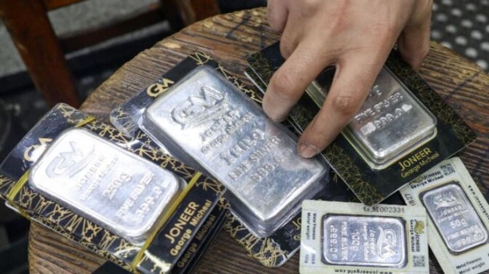 এদিকে আজ কলকাতায় প্রতি কেজি রুপোর বাট বিকোচ্ছে ৯৭৩০০ টাকায়। এদিকে প্রতি কেজি খুচরো রুপো বিকোচ্ছে ৯৭৪০০ টাকায়। আজ কলকাতার দোকানগুলিতে রুপোর দাম বেড়েছে কেজিতে ৮০০ টাকা করে। এর আগে গত ৩১ মে কলকাতায় প্রতি কেজি রুপোর বাটের দাম ছিল ৯৮০৫০ টাকা। আর সেদিন কলকাতায় খুচরো রুপোর দাম ছিল ৯৮১৫০ টাকা। গত সপ্তাহে রুপোর দাম কমেছে কেজিতে ৭৫০ টাকা। 