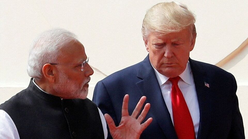 ইস্পাত ও অ্যালুমিনিয়ামের ওপর চড়া আমদানি শুল্ক আরোপ করেছিলেন ডোনাল্ড ট্রাম্প। মার্কিন প্রেসিডেন্টের এই সিদ্ধান্তের বিরুদ্ধে পালটা ব্যবস্থা নেওয়ার জন্য বিশ্ব বাণিজ্য সংস্থায় (ডব্লিউটিও) গত ৯ মে ভারত নোটিশ জারি করেছিল। সেই নোটিশ প্রত্যাখ্যান করেছে আমেরিকা। এই আবহে ভারত পালটা জবাব দিতে চাইছে বলে দাবি করা হল রিপোর্টে। 
