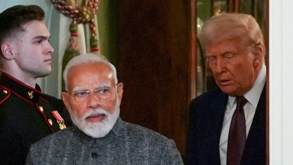 বর্তমান পরিপ্রেক্ষিতে ভারত আমেরিকাকে দেওয়া বাণিজ্যিক ছাড় প্রত্যাহার করার কথা ভাবছে বলে দাবি করা হয়েছে রিপোর্টে। পাশাপাশি আমেরিকা থেকে আসা ধাতুর ওপর চড়া হারে শুল্ক চাপানোরও ভাবনাচিন্তা করছে দিল্লি। উল্লেখ্য, গত ১০ ফেব্রুয়ারি ইস্পাত ও অ্যালুমিনিয়ামের ওপর ২৫ শতাংশ আমদানি শুল্ক চাপানোর ঘোষণা করেছিলেন ট্রাম্প। গত ৩০ মে ইস্পাতের ওপর শুল্ক বাড়িয়ে ৫০ শতাংশ করা হবে বলে জানিয়েছেন ট্রাম্প। নয়া হারে শুল্ক প্রযোজ্য হবে ৪ জুন থেকে। 