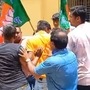 সূত্রের খবর, বীরভূমের তৃণমূল নেতা অনুব্রত মণ্ডলকে গ্রেফতারের দাবিতে কর্মসূচি পালনের কথা ছিল বিজেপির। সেখানে বিজেপির চারটি মণ্ডলের কর্মকর্তারা উপস্থিত ছিলেন। আসলে এই কর্মসূচির রাশ কার হাতে থাকবে এনিয়েও দলের অন্দরে নানা ধরনের মতভেদ রয়েছে। তার জেরেই এই পরিস্থিতি। 