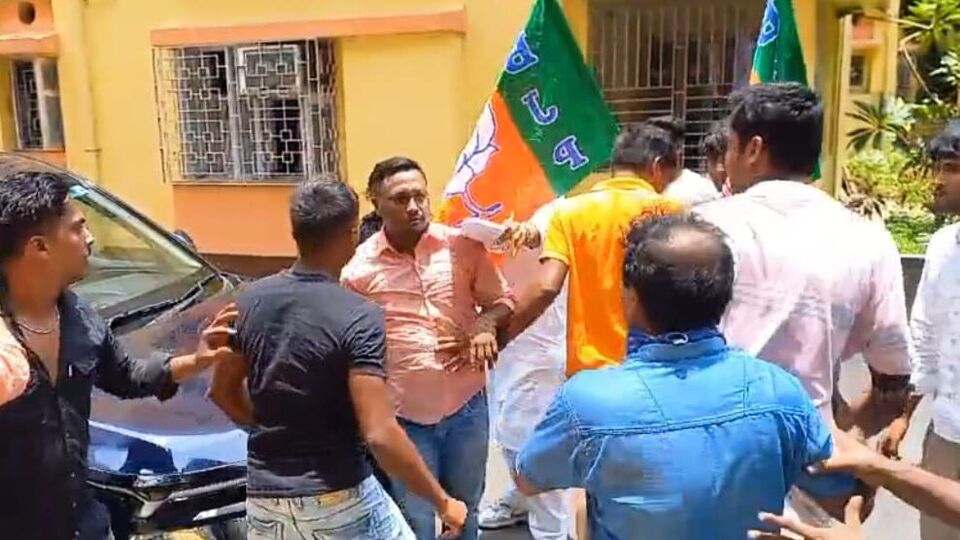এই মারপিটকে কেন্দ্র করে হতবাক হয়ে যায় নীচুতলার বিজেপি কর্মীরাও। দুপক্ষের মধ্যে তুমুল মারপিট শুরু হয়ে যায়। গাড়ির কাছে দুপক্ষের মধ্য়ে হাতাহাতি শুরু হয়ে যায়। কয়েকজনের হাতে বিজেপির পতাকাও ছিল।