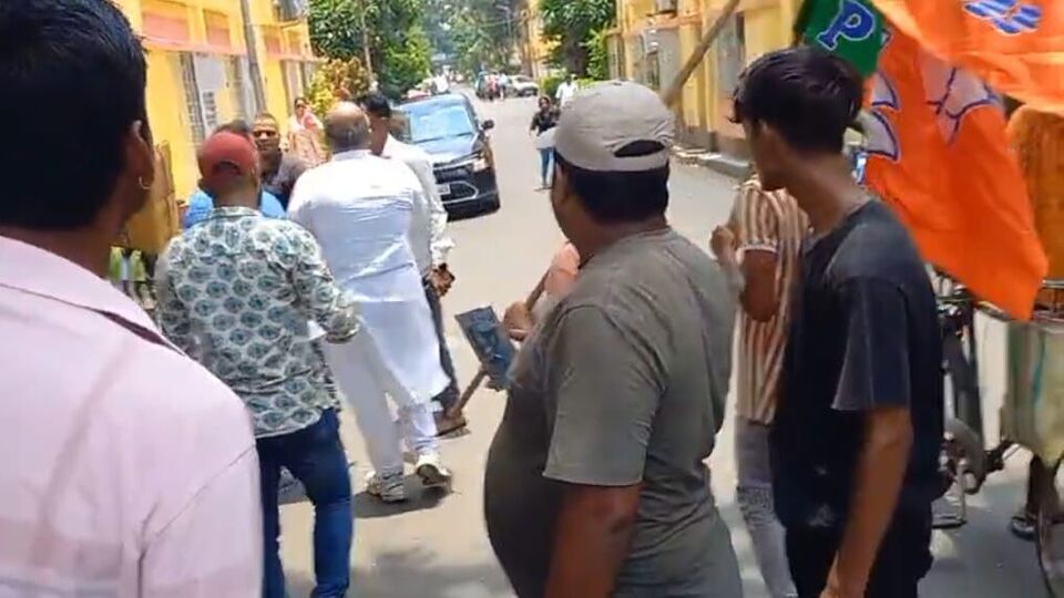 বিজেপির এক নেতা বলেন, অনুব্রত মণ্ডলকে কেন গ্রেফতার করা হচ্ছে না সেই দাবিকে সামনে রেখে আমাদের কর্মসূচি ছিল। সেকারণে জড়ো হয়েছিলাম। সেই সময় নিজেদের মধ্য়ে ঝামেলা অশান্তি মারপিট। আজকেও মারল। আমি দলের অনুগত সৈনিক। কেন মারল বুঝতে পারছি না। অপর এক বিজেপি কর্মী বলেন, ওরা সব তৃণমূলের দালাল। ওরা বাইরে থেকে লোকজন নিয়ে এসে মারধর করেছে। 